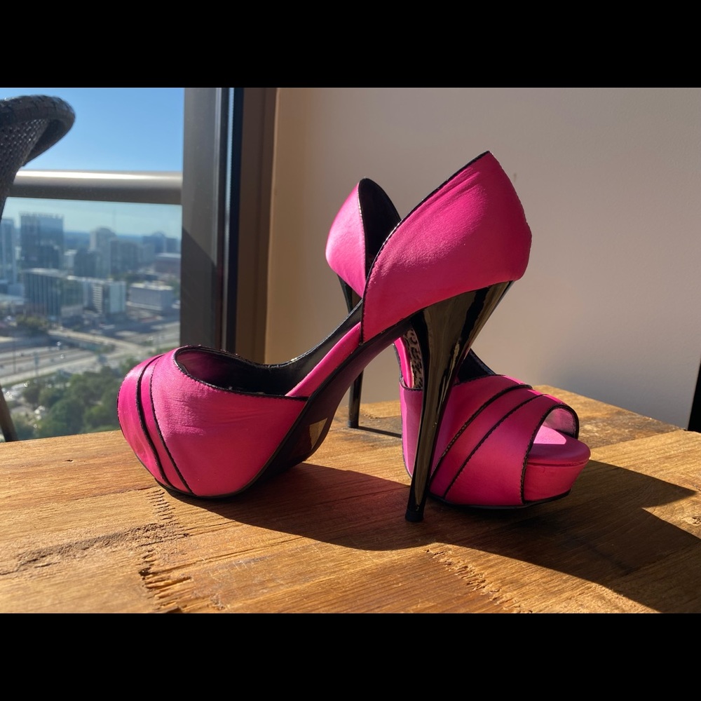 Like new pumps! Pink satin. Amazing shoes! Size 9.